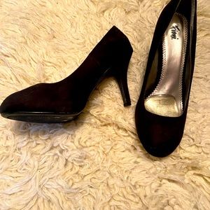 High heeled round toe suede-like heels